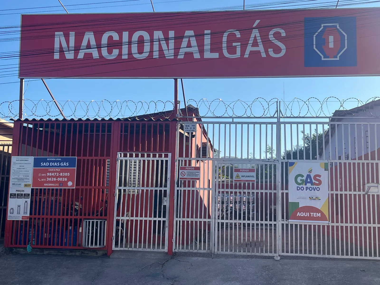 Fachada da Sad Dias Gás com o letreiro vermelho da Nacional Gás sobre o portão