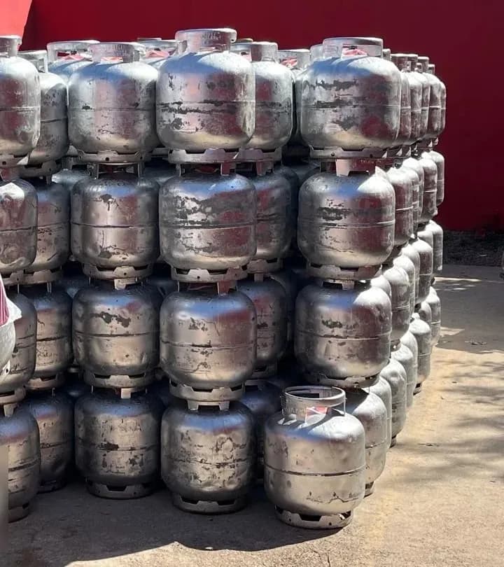 Pilhas de botijões P13 junto ao muro vermelho do pátio da Sad Dias Gás